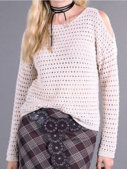 Sweter z odkrytymi ramionami - kremowy. Białe swetry klasyczne damskie Sinsay, l, bez kołnierzyka. W wyprzedaży za 25.99 zł.