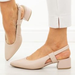 Beżowe skórzane czółenka damskie T.Sokolski 536. Brązowe czółenka damskie Sokolski, bez wzorów, ze skóry, bez obcasa, na obcasie. Za 279.00 zł.