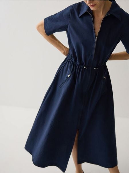 Koszulowa sukienka z bawełną - granatowy. Niebieskie sukienki damskie Reserved, l, bez wzorów, z bawełny, bez kołnierzyka, bez ramiączek, midi, koszulowe. W wyprzedaży za 99.99 zł.