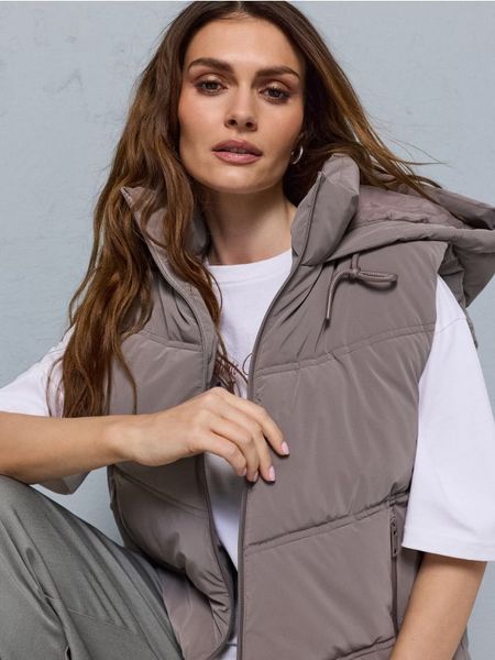 Pikowana kamizelka puffer z kapturem - fioletowy. Fioletowe kamizelki damskie Sinsay, l. Za 59.99 zł.