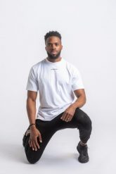 Koszulka Core Scoop, elastyczna bawełna z lycrą, odprowadza wilgoć – biały. Białe t-shirty sportowe męskie AESTHETIC WOLF, s, z bawełny, bez ramiączek, na fitness i siłownię. Za 109.99 zł.