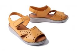ARTIKER RELAKS 56C2510 żółty, sandały damskie. Żółte sandały damskie Artiker Relaks, bez wzorów, bez obcasa, na koturnie. Za 167.93 zł.