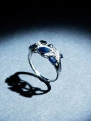 Maison héritage PARIS Złoty pierścionek "Floral saphir" z diamentami rozmiar: 52. Niebieskie pierścionki damskie maison héritage PARIS, z diamentem, złote. Za 1,696.99 zł.