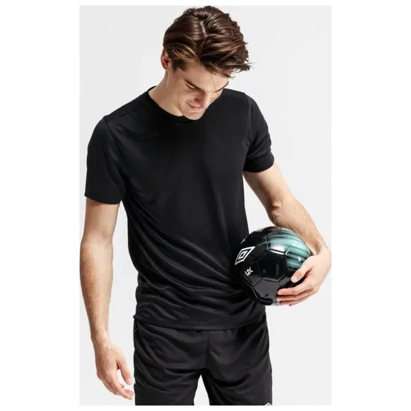 Umbro Koszulka Ss Silo Training Poly , czarny, rozmiar M. Czarne t-shirty sportowe męskie Umbro, m, z materiału, bez ramiączek, na fitness i siłownię. W wyprzedaży za 47.99 zł.