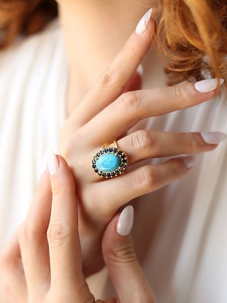 L'Atelier de Gaia Pozłacany pierścionek z turkusem i cyrkoniami rozmiar: onesize. Niebieskie pierścionki damskie L'Atelier de Gaia, z cyrkonią, pozłacane. Za 113.63 zł.