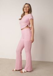 Różowy Komplet z Tkaniny z Tłoczeniem Spodnie Dzwony i Marszczony Top Oranelle. Czerwone spodnie materiałowe damskie Born2be, bez wzorów, z tkaniny, eleganckie. Za 139.99 zł.