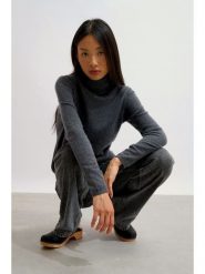 AUTHENTIC CASHMERE Kaszmirowy golf "Bise" w kolorze antracytowym rozmiar: M. Czarne golfy damskie AUTHENTIC CASHMERE, m, bez wzorów, z kaszmiru, bez ramiączek. Za 348.08 zł.