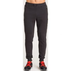 SPODNIE EA7 Emporio Armani. Czarne spodnie materiałowe męskie EA7 Emporio Armani, bez wzorów, z bawełny. Za 549.00 zł.