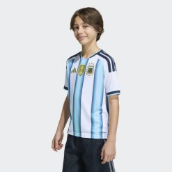 Dziecięca koszulka domowa Argentyna 26. Białe bluzki sportowe damskie Adidas, m, z dzianiny, bez kołnierzyka, bez ramiączek. Za 329.00 zł.