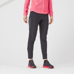 Spodnie do biegania damskie Kiprun Light. Czarne spodnie materiałowe damskie KIPRUN, bez wzorów, z elastanu, sportowe. Za 119.99 zł.