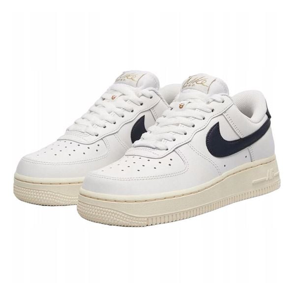 Buty Sportowe Damskie Nike W Air Force 1 '07 Flyease. Białe obuwie do biegania damskie Nike. Za 457.60 zł.