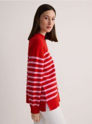 Sweter w paski - różowy. Czerwone swetry klasyczne damskie Reserved, l, z dzianiny, bez kołnierzyka. W wyprzedaży za 79.99 zł.