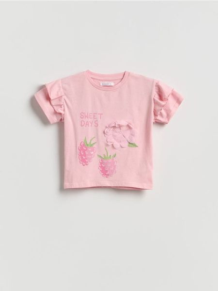 Bawełniany t-shirt z aplikacją 3d - różowy. Czerwone koszulki dziewczęce Reserved, m, z aplikacjami, z bawełny, bez ramiączek. W wyprzedaży za 25.99 zł.