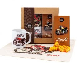 Zestaw prezentowy dla fana motocykli (Zawartość paczki: koszulka, torba, kubek, słodycze; Rozmiar koszulki / bluzy: XL (damska); Kolor koszulki / bluz. Białe t-shirty damskie nikiniki, m, bez wzorów, z bawełny, bez kołnierzyka. Za 169.00 zł.