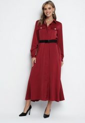 Bordowa Sukienka Szmizjerka z Satyny Ozdobiona Paskiem i Imitacjami Kieszeni Vamilea. Czerwone sukienki damskie Born2be, na co dzień, l, bez wzorów, z satyny, eleganckie, bez kołnierzyka, bez ramiączek, midi, kopertowe. Za 99.99 zł.