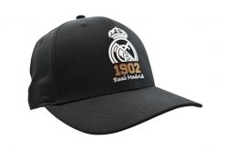 Czapka Real Madryt 1902 - oficjalna licencjonowana. Niebieskie czapki męskie Real Madrid, bez wzorów, z bawełny. Za 99.00 zł.