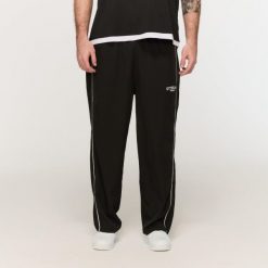 Spodnie męskie fitness oversize z szerokimi nogawkami Varsity czarne. Czarne spodnie sportowe męskie GYMBEAM, z bawełny. Za 126.90 zł.