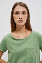 Bawełniany t-shirt z okrągłym dekoltem i kieszkonką oliwkowy. Zielone t-shirty damskie MOODO, xs, bez wzorów, z bawełny, bez kołnierzyka. W wyprzedaży za 17.49 zł.