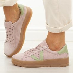 Różowe skórzane półbuty damskie Vinceza 79597. Czerwone półbuty damskie VINCEZA, bez wzorów, z jeansu, casualowe, z okrągłym noskiem, bez obcasa, na płaskiej podeszwie. Za 239.00 zł.