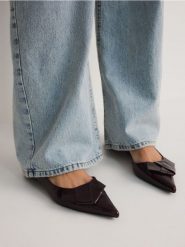 Baleriny z detalem na cholewce - mahoniowy. Brązowe baleriny damskie Reserved, bez wzorów, ze skóry, bez obcasa. W wyprzedaży za 89.99 zł.