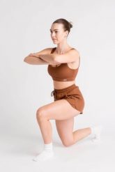 Szorty LOEWI prążkowane, miękka bawełna 450 g/m² – brązowy. Brązowe szorty damskie AESTHETIC WOLF, bez wzorów, z bawełny. Za 109.99 zł.