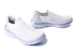 RIEKER M5072-80 white, półbuty damskie. Białe półbuty damskie Rieker, bez wzorów, bez obcasa. Za 329.90 zł.