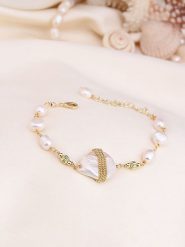 Pierres de Jade Pozłacana bransoletka z perłami rozmiar: onesize. Białe bransoletki damskie Pierres de Jade, pozłacane. Za 43.99 zł.