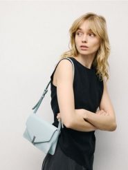 Torebka na ramię - jasnoniebieski. Niebieskie torebki klasyczne damskie Reserved, bez wzorów, ze skóry, bez dodatków. Za 139.99 zł.