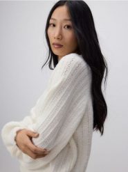 Sweter z raglanowymi rękawami - kremowy. Białe swetry klasyczne damskie Reserved, l, z dzianiny, bez kołnierzyka. W wyprzedaży za 89.99 zł.