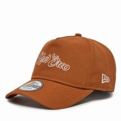 Czapka z daszkiem New Era. Brązowe czapki z daszkiem damskie New Era, bez wzorów. Za 179.99 zł.