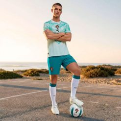 Spodenki piłkarskie replika Puma Portugalia Mistrzostwa Świata 2026. Szorty damskie Decathlon, bez wzorów, sportowe. Za 199.99 zł.