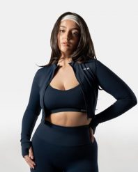Damska krótka bluza rozpinana LuxForm na fitness i pilates – granatowy. Niebieskie bluzy sportowe damskie AESTHETIC WOLF, l, bez wzorów, z materiału, bez ramiączek, długie, bez kaptura. Za 239.99 zł.