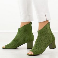 Zielone sandały damskie na obcasie z zakrytą piętą M.Daszyński 1954-23. Zielone sandały damskie M.Daszyński, w ażurowe wzory, z materiału, bez obcasa, na obcasie. Za 179.00 zł.