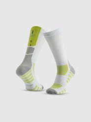 4F Skarpetki kolarskie długie męskie - białe 43-46. Białe skarpetki męskie 4f, bez wzorów. Za 49.99 zł.