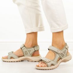 Beżowe skórzane sandały damskie Unisoft 18-56. Brązowe sandały damskie Unisoft, bez wzorów, z materiału, bez obcasa, na płaskiej podeszwie. Za 219.00 zł.