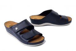 DR. BRINKMANN 700616-05 blau, klapki damskie. Niebieskie klapki damskie Dr. Brinkmann, bez wzorów, ze skóry, bez obcasa. Za 239.90 zł.