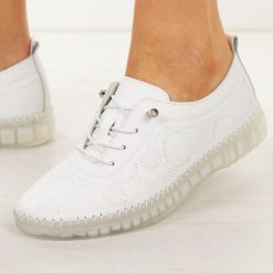 Białe skórzane półbuty damskie Filippo Dp7810/26. Białe półbuty damskie Filippo, bez wzorów, z jeansu, casualowe, z okrągłym noskiem, bez obcasa, na płaskiej podeszwie. Za 219.00 zł.