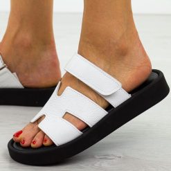 Białe skórzane Polskie klapki damskie Suzana Ven. Białe klapki damskie Suzana, bez wzorów, z jeansu, bez obcasa, na płaskiej podeszwie. Za 299.00 zł.