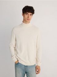 Bawełniany sweter z golfem - kremowy. Białe swetry męskie Reserved, l, bez wzorów, z bawełny, bez kołnierzyka. W wyprzedaży za 39.99 zł.