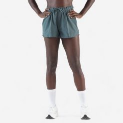 Spodenki do biegania damskie Kiprun Run 500 Dry. Zielone szorty damskie KIPRUN, bez wzorów, z elastanu, sportowe. Za 59.99 zł.
