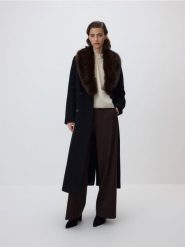 Płaszcz z dodatkiem wełny - czarny. Czarne płaszcze damskie Reserved, l, bez wzorów, z tkaniny. Za 399.99 zł.