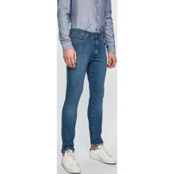 Wrangler - Jeansy Larston. Niebieskie jeansy męskie Wrangler. W wyprzedaży za 189.90 zł.
