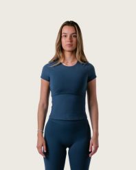 Damska krótka koszulka dopasowana na jogę i pilates – granatowy. Niebieskie bluzki sportowe damskie AESTHETIC WOLF, m, z dzianiny, bez kołnierzyka, bez ramiączek. Za 189.99 zł.