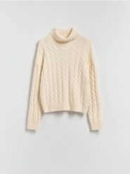 Golf z ozdobnym splotem - kremowy. Białe golfy damskie Reserved, l, bez wzorów, z dzianiny, bez ramiączek. Za 129.99 zł.