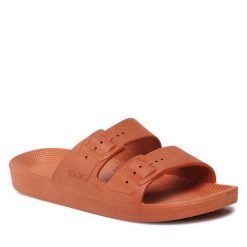 Klapki Freedom Moses. Brązowe klapki damskie Freedom moses, bez wzorów, bez obcasa. Za 99.99 zł.