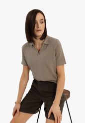 Bluzka z kołnierzem w serek TM-JUNA. Topy sportowe damskie Volcano, s, bez wzorów, z dzianiny, bez ramiączek. Za 119.99 zł.