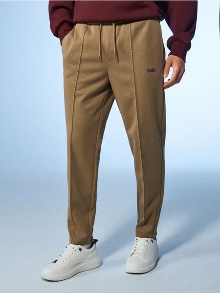 Spodnie tapered fit - beżowy. Brązowe spodnie materiałowe męskie Sinsay, bez wzorów. Za 69.99 zł.