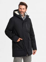 Długa kurtka męska parka z kożuszkiem – czarna V4 OM-JALJ-0181 - XXL. Czarne kurtki męskie Ombre Clothing, l, z aplikacjami, z gumy. W wyprzedaży za 269.99 zł.