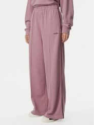 Adidas Spodnie dresowe Seasonal Essentials KV6865 Różowy Regular Fit. Czerwone spodnie dresowe damskie Adidas, xl, bez wzorów, z bawełny. Za 203.99 zł.