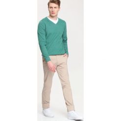 SWETER DŁUGI RĘKAW MĘSKI. Brązowe swetry męskie TOP SECRET, m, bez wzorów, z bawełny, bez kołnierzyka. W wyprzedaży za 49.99 zł.